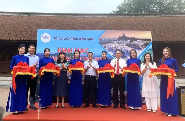 Cắt băng Khai mạc trưng bày ảnh du lịch Quy Nhơn - Bình Định tại Hà Nội